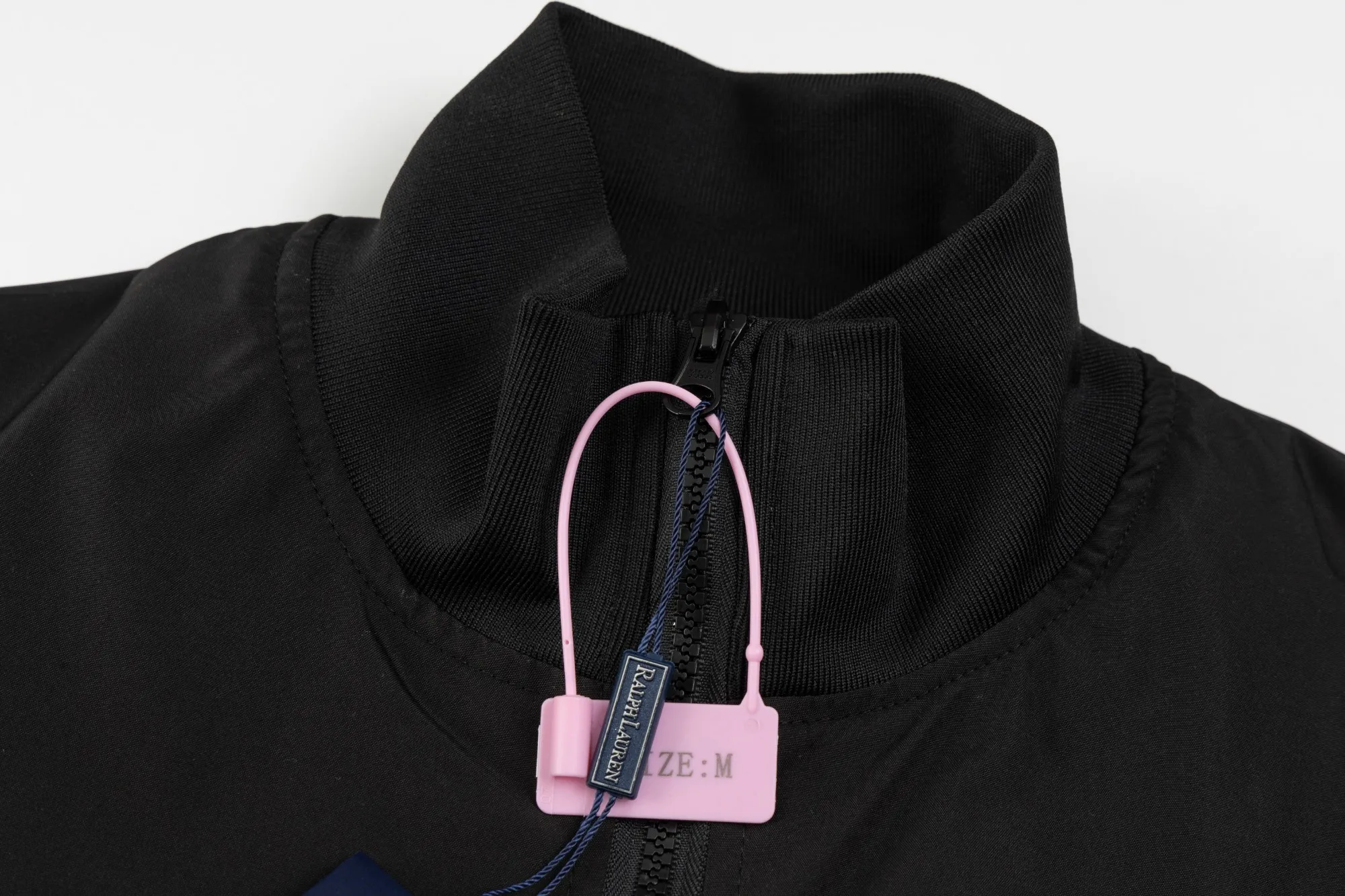 🅿️370 model number SL41 Raff old money style stand-up collar with small logo embroidery on the chest, old cadre pull-up jacket. The same style for couples. No pilling, no fading, comfortable and breathable. The details on the official website are the same. Full set of packaging. Three labels are complete. The main mark is customizable. The fabric is double-layer embryonic cotton. Windproof design. The texture of the jacket fabric is very good. Versatile. It can be worn up to 200 pounds without pressure. The upper body is comfortable and stylish. Size S-XL